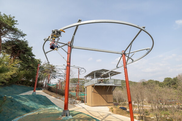 13m 상공을 가르는 스릴…익산 _롤글라이더_ 개장 / 사진=익산시