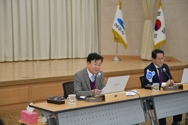 정기명 여수시장이 지난달 28일 시청 회의실에서 열린 4월 월간업무계획 보고회에서 산불 예방을 위한 현장 예찰 강화와 산불 진화 대비 안전교육 철저를 지시했다. / 사진=여수시