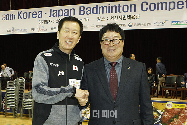 제38회 한·일국가대항배드민턴경기대회에 일본 선수단을 이끌고 참석한 박주봉 감독(왼쪽)과 김택규 대한배드민턴협회장이 반갑게 악수를 나누고 있다. / 사진=더페어DB