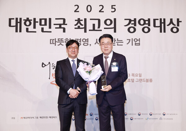 구복규 화순군수가 3일 열린 시상식에서 시상패를 받고 있다. / 사진=화순군