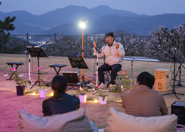 에버랜드 장미 '에버로즈' 개발을 담당하는 하호수 프로가 가든패스 매화 체험 프로그램에서 토크쇼를 진행하고 있다. 사진=에버랜드