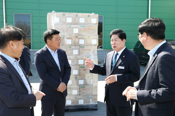 7일, 공영민 고흥군수(오른쪽 두번째)가 고흥 유자차 수출 상차식에 참석해 신선식 두원농협 조합장(왼쪽 두번째)과 함께 고흥 유자차 수출에 대해 논의하고 있다 / 사진 =고흥군