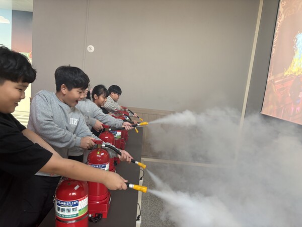 지난해 학생들이 광주학생교육원 본량안전체험관에서 소화기 체험을 하고 있다 / 사진 = 광주시교육청 제공