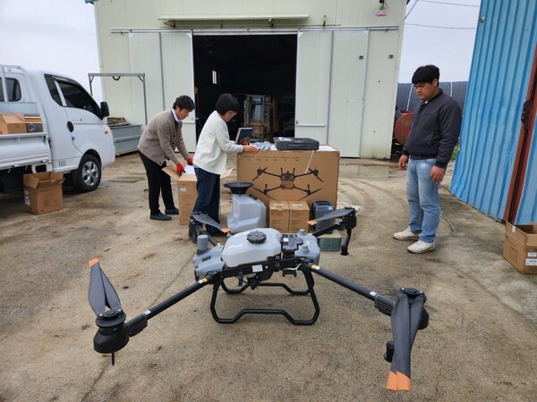 농업인 경영 안정에 팔 걷은 익산시(드론 보급)/ 사진=익산시