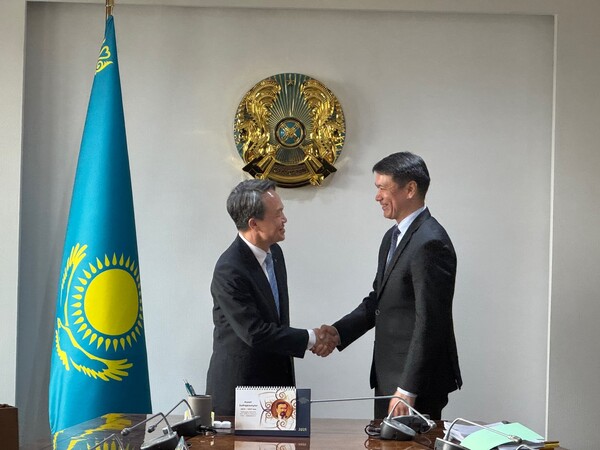 진옥동 신한금융그룹 회장(왼쪽)이 누를란 압드라흐마노프(Nurlan Abdrakhmanov) 카자흐스탄 금융감독원 은행 담당 수석부원장을 만나 인사를 나누고 있다. 사진=신한금융그룹