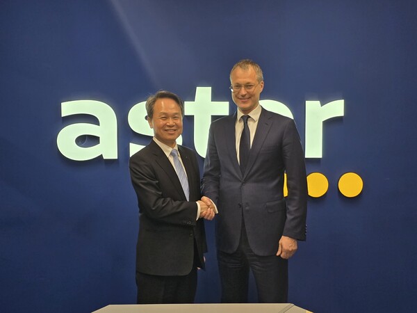 진옥동 신한금융그룹 회장이 알렉세이 바칼(Alexey Bakal) 아스터 그룹 회장과 기념촬영을 하고 있다. 사진=신한금융그룹