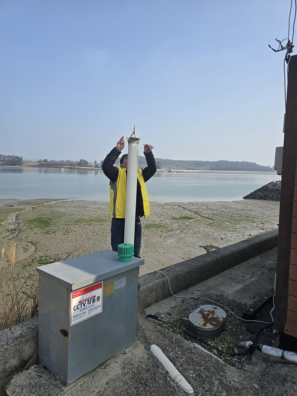 모기 유‧출입 방지팬 관리/ 사진 = 신안군