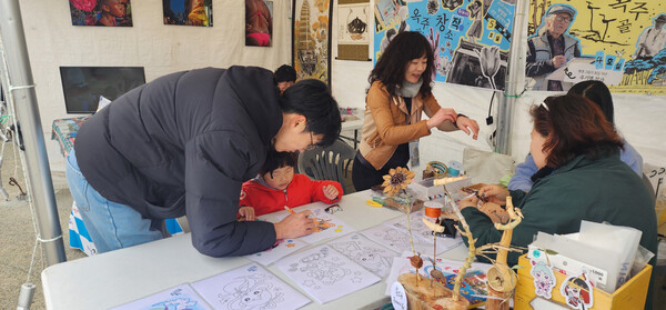 진도군 옥주골창작소 입주 작가, 문화예술의 새로운 가능성 제시 / 사진 = 진도군