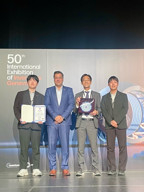 한국남동발전 임직원들과 전시회 관계자가 제네바국제발명품 수상후 기념촬영을 하고 있다.