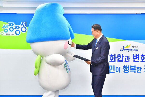 김한종 장성군수가 14일 성장이와 장성이에게 임용장을 수여했다. / 사진 =장성군