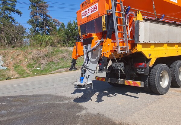 제설차량 이용 방역 / 사진 = 전라남도