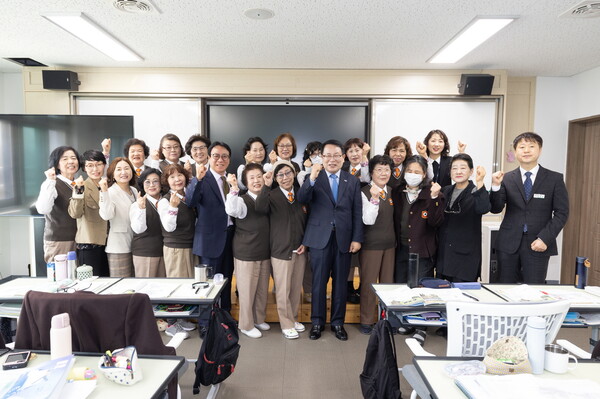 17일 함열여자고등학교 시니어반 교실에서 간담회 후 기념 촬영 모습 / 사진 = 익산시