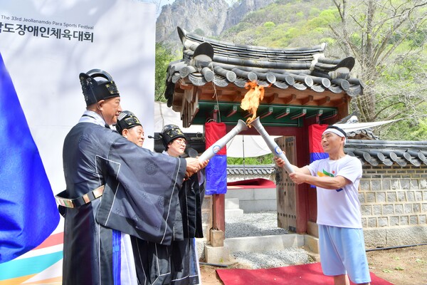 좌측부터 김한종 장성군수, 심민섭 장성군의회 의장, 정선영 교육장. 우측은 최초 성화봉송 주자인 윤시석 장성군체육회 회장 / 사진=장성군