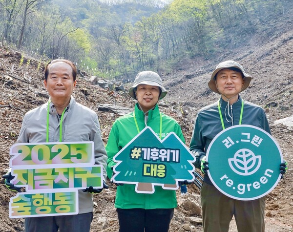 17일 경기도 용인시 처인구 이동읍 묵리 ‘제2호 현대백화점그룹 탄소중립의 숲’에서 장호진 현대지에프홀딩스 사장(사진 오른쪽), 강혜영 북부지방산림청장(사진 가운데), 허상만 사단법인 생명의숲 이사장(사진 왼쪽)이 기념 사진을 촬영하고 있다. / 사진=현대백화점