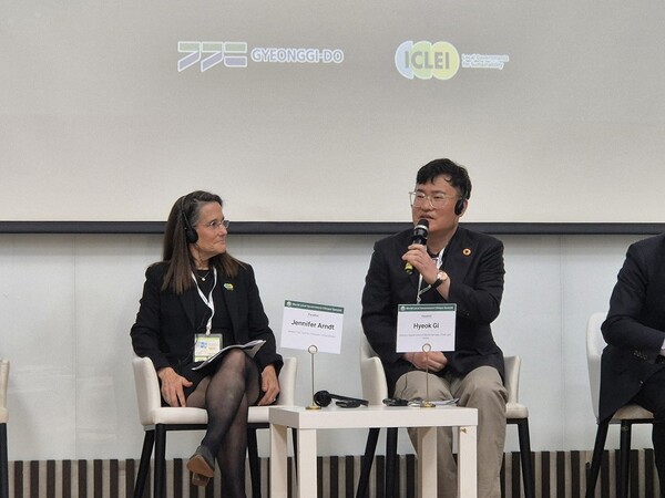 기혁 세계유산과장 신재생에너지 정책 질문에 대해 답변하고 있다. / 사진 = 신안군