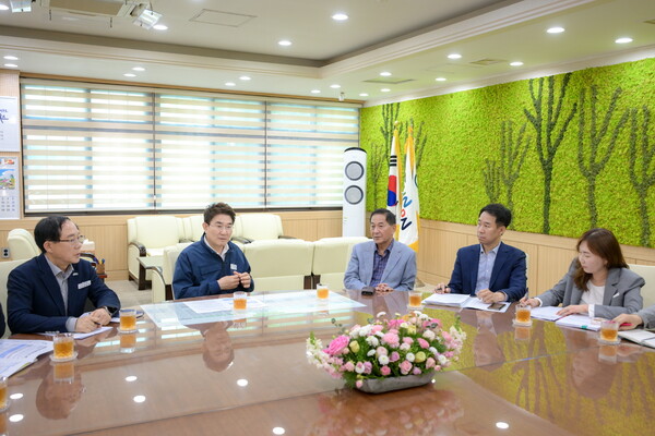 순천시 시장실에서 송보아파트 시민 피해 해결을 위한 입주민 면담이 진행되고 있다 / 사진 = 순천시