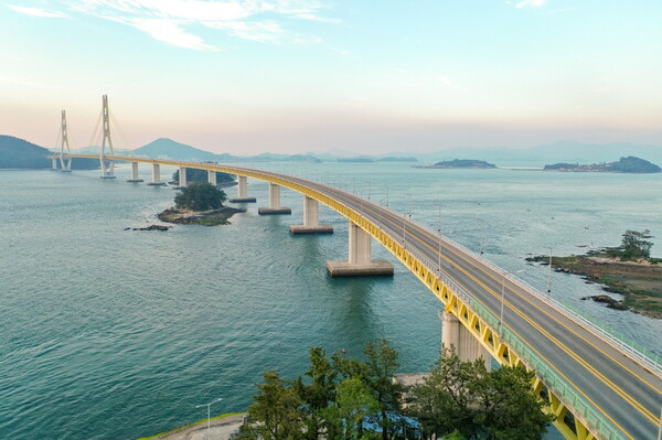 거금도·연홍도·쑥섬을 잇는 ‘블루마린 코스’의 일부인 거금대교 / 사진 = 고흥군