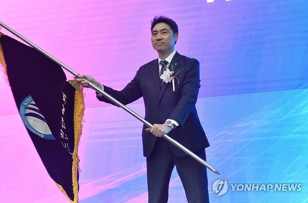 김동문 대한배드민턴협회장이 21일 서울 송파구 올림픽파크텔에서 열린 취임식에서 협회기를 흔들어보이고 있다 / 사진=연합뉴스