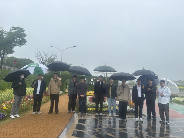 ‘공중보건의사 화순 바로알기 탐방’ 모습(꽃강길) / 사진 = 화순군