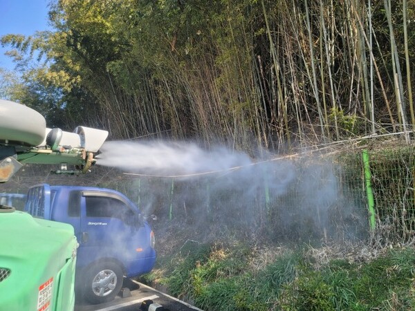 보성군, 여름 모기 걱정 뚝! 유충 단계부터 집중 방역 추진_보성군 보건소에서 해빙기 방역을 진행하고 있다 / 사진 = 보성군