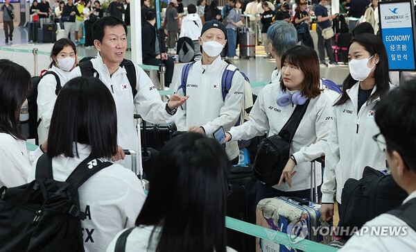 24일 인천국제공항 2터미널에서 배드민턴 국가대표팀 박주봉 감독이 세계혼합단체선수권대회(수디르만컵) 출전을 위해 출국에 앞서 안세영을 비롯한 선수들과 대화하고 있다 / 사진=연합뉴스