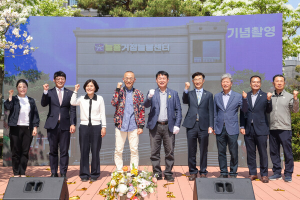 광주시교육청, ‘늘품거점늘봄센터’ 개소식 개최광주시교육청이 26일 광주효동초등학교에서 이정선 교육감을 비롯한 직원, 센터 이용 학생·학부모 등과 함께 ‘늘품거점늘봄센터’ 개소식을 진행했다. / 사진=광주광역시교육청