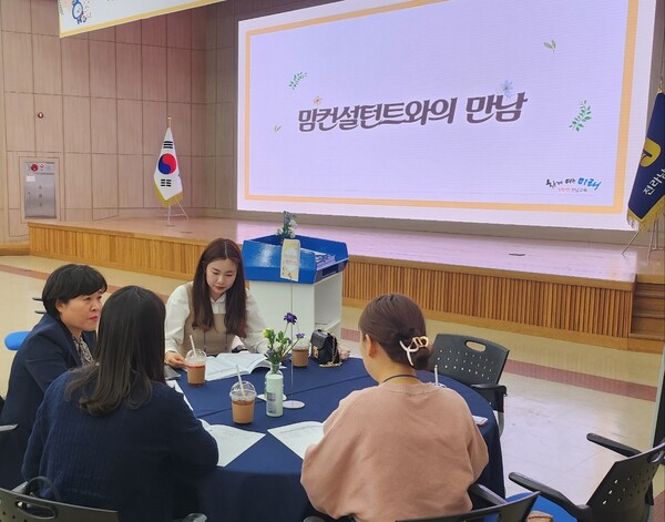 유치원 신규교사들과 전남교육가족들이 단체 기념사진 촬영을 하고 있다./ 사진 = 전남교육청