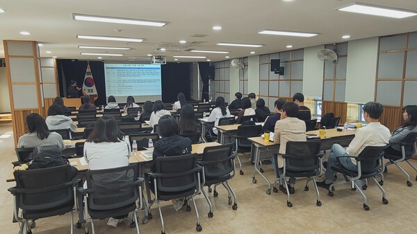 광주시교육청, 상반기 토론·논술학교 NDD 교육과정 개강광주시교육청이 26일 광주시교육청교육연구정보원 소강당에서 고등학교 2학년 학생 24명 대상으로 상반기 광주 토론·논술학교 NDD 교육과정 개강식을 개최했다. 앞으로 학생들은 현장 전문가의 강의를 통해 대입 논술과 면접, 발표 등을 배우게 된다 / 사진=광주광역시교육청