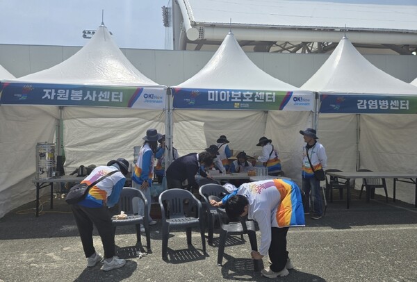 전국생활체육대축전에서 봉사활동을 하고 있는 자원봉사자 / 사진 = 무안군