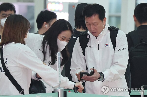 지난 24일 인천국제공항 2터미널에서 배드민턴 국가대표팀 박주봉 감독과 안세영이 세계혼합단체선수권대회(수디르만컵) 출전을 위해 출국에 앞서 대화하고 있다. / 사진=연합뉴스