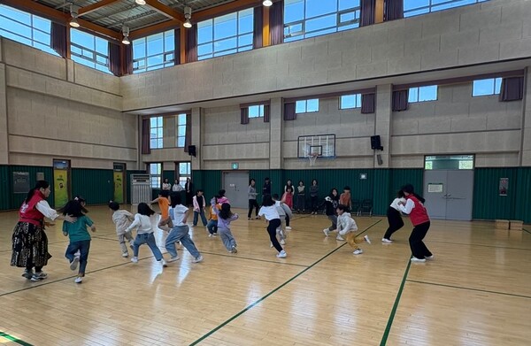 광주시교육청, 찾아가는 놀이교육 ‘다놂’ 운영 광주시교육청이 오는 10월까지 신바람광주놀자학교와 협업해 강사들이 초등학교에 찾아가 전통놀이와 세계 여러 놀이 소개하는 ‘찾아가는 놀이 교육 ’다놂‘이 운영된다. 임곡초 학생들은 29일 버나놀이 등 전통놀이와 핀란드 몰키 놀이 등을 전문 강사에게 배웠다. / 사진=광주광역시교육청