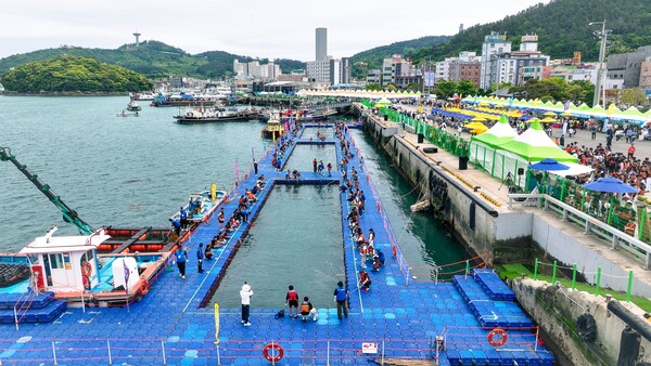 사진은 지난해 열린 완도 장보고 수산물 축제의 전통 대나무 바다낚시 체험 / 사진=완도군
