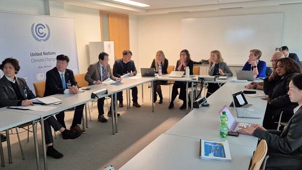 최정기 부시장을 단장으로 한 여수시 방문단은 지난 28일(현지시간) 독일 본에 위치한 UNFCCC(유엔기후변화협약) 사무국을 방문, 관계자들과 제33차 유엔기후변화협약 당사국총회(COP33) 유치 협력 방안 등을 심도 있게 논의했다./ 사진=여수시