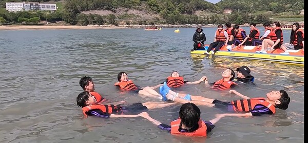 29일 첨단중학교 학생들이 발포해수욕장에서 생존수영 교육을 받고 있다 / 사진 = 광주광역시교육청