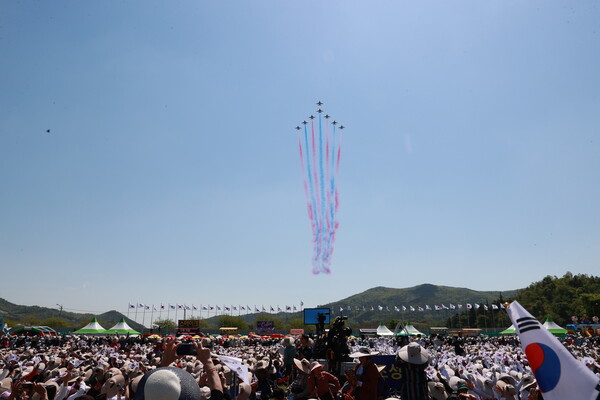 대한민국 공군 특수비행팀 블랙이글스가 개막축하 에어쇼를 펼치고 있다. / 사진 = 보성군