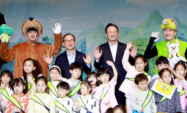 지난 2일 여의도 KB국민은행 신관 다목적홀에서 진행된 어린이날 기념행사에서 양종희 KB금융그룹 회장과 이환주 KB국민은행장이 아이들과 기념 촬영을 하고 있다. / 사진=KB금융그룹