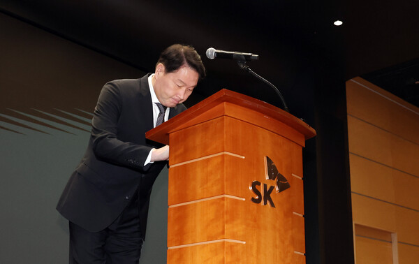 최태원 SK그룹 회장이 7일 서울 중구 SKT타워에서 열린 유심 정보 유출 관련 일일 브리핑에 참석해 SK텔레콤에서 일어난 해킹 피해에 대해 대국민 사과를 하고 있다. 사진=연합뉴스