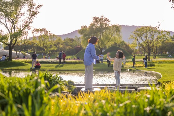 순천만국가정원 노을정원에서 가위바위보를 하고 있는 엄마와 딸 / 사진 = 순천시