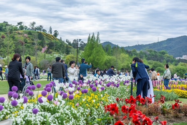 순천만국가정원 스페이스허브에서 사진을 찍고 있는 관람객 / 사진 = 순천시