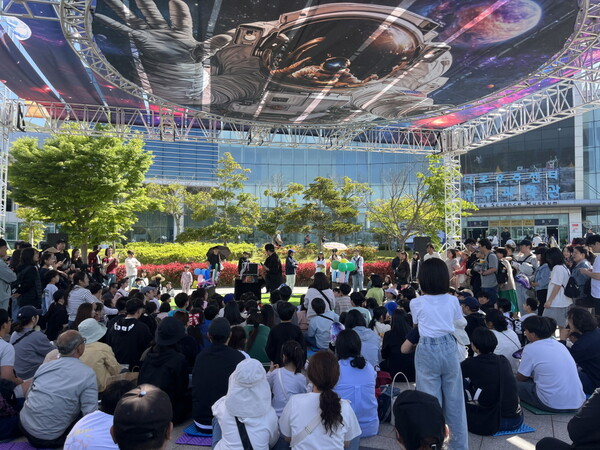 고흥우주항공축제 성황리에 폐막… 역대 최다 12만 명 관람객 찾아  우주인 무대 공연 / 사진=고흥군