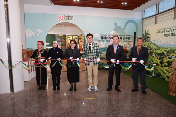 보성군, 한국차박물관 ‘말레이시아 차 문화 교류 전시’ 개최_보성군, 말레이시아 차문화 & 카마탄 축제 교류전 커팅식_(가운데 체크무늬 상의 김철우 보성군수_ 왼쪽 검은 상의, 안경 쓰신 분 사바주 관광문화환경부 상임부차관 알레시아 시온(Alessia Sion)