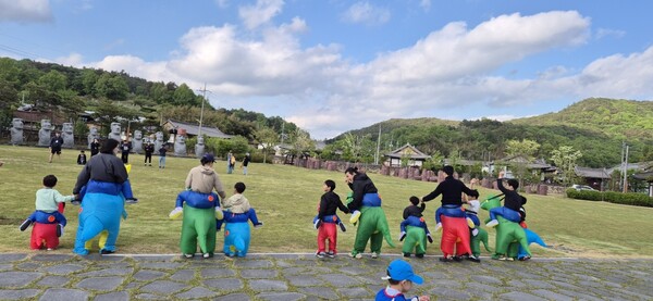 아이들과 부모가 한 조가 되어 달리기 준비를 하는 모습 / 사진 = 화순군