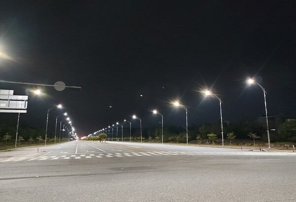 디밍제어시스템 설치 하게 될 율촌산단 가로등 / 사진 = 여수시
