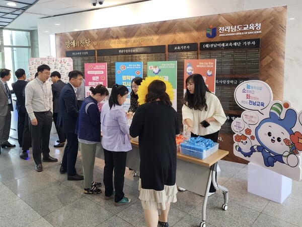 12일 청사 1층 로비에서 ‘능소화 피는 날’ 행사가 진행되고 있다.  / 사진 = 전라남도교육청