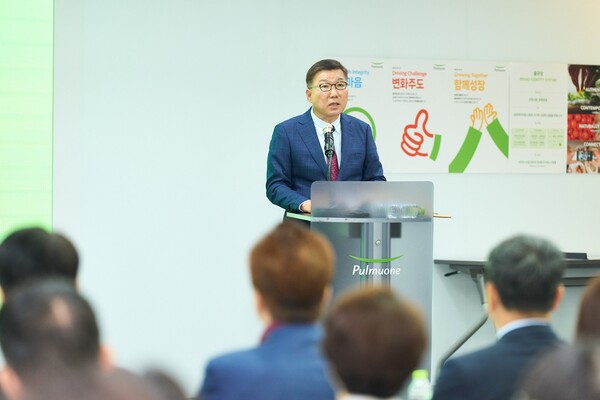 12일 서울 강남 수서 본사에서 열린 풀무원 창사 41주년 기념식에서 이우봉 총괄CEO(사진)가 창사 기념 메시지를 전하고 있다. 이번 창사 기념식에는 이우봉 총괄CEO를 비롯한 경영간부직과 전사의 젊은 직원 대표들이 현장 참석했으며, 그 외 임직원들은 유튜브 생중계를 통해 참석했다. / 사진=풀무원