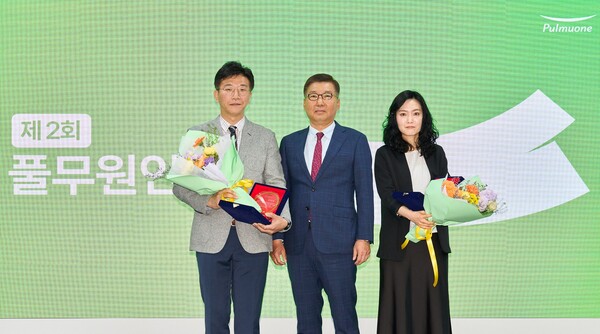 12일 서울 강남 수서 본사에서 열린 풀무원 창사 41주년 기념식에서 이우봉 총괄CEO(가운데)가 서정문(왼쪽), 전윤희(오른쪽) ‘풀무원인(人)상’ 수상자들과 기념 촬영을 하고 있다. 풀무원은 풀무원의 미션과 가치를 몸소 실천하며 탁월한 성과로 회사의 지속 성장에 크게 기여한 두 명의 조직원들에게 풀무원인(人)상을 수여했다. / 사진=풀무원