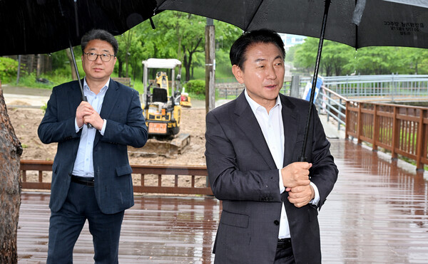 김동근 시장이 5월 9일 민락동 송산3동행정복지센터 앞 녹지대에 조성 중인 다목적 쉼터 현장을 방문해 공사 진행 상황을 점검하고 있다. / 사진=의정부시