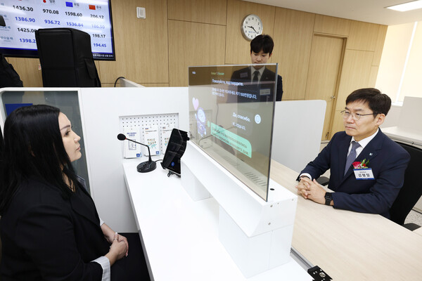 13일 안산외국인금융센터에서 김형일 IBK기업은행 전무이사(오른쪽)가 실시간 통번역서비스 시스템을 시연하고 있다. 사진 = IBK기업은행