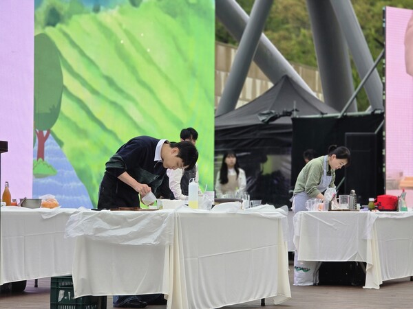 제3회 보성 티 마스터컵, 전국 티 마스터들의 창의력 격돌_전국 각지에서 모인 티 마스터들이 보성 차로 새로운 특색 음료를 선보이고 있다 / 사진 = 보성군