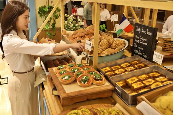 고객이 롯데백화점 잠실 롯데월드몰 지하 1층에 오픈한 테디뵈르하우스를 구경하고 있다. 사진=롯데백화점